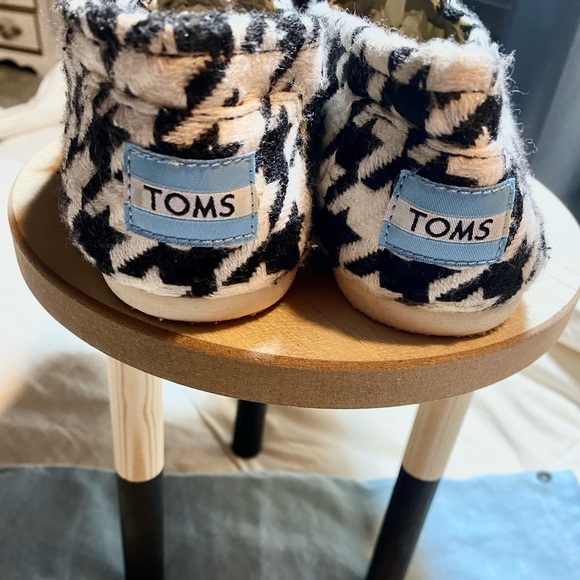 ♥️ BRAND NEW TOMS SHOES ♥️.ONE FOR ONE . SOFT AND LIGHTWEIGHT ❤️ - Picture 7 of 10
